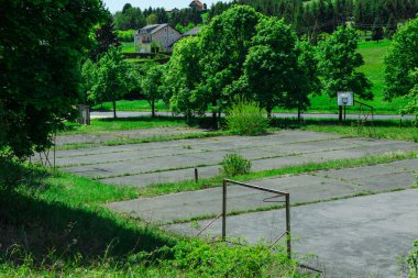 Krovec, Hırvatistan 'da terk edilmiş bir siyasi okulun basketbol sahası. Zamanda eski görkemli bina çürüyor, bir zamanlar görkemli olan şimdi unutuldu. Eski Yugoslavya 'daki önemli bir okulun kalıntıları.