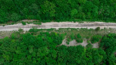 Hırvatistan 'ın Istria kentinde Pijana Pruga veya sarhoş demiryolu. İhmal edilmiş bir tren yolu ve yatak, deforme olmuş raylar, toprak kayması ya da zavallı toprak tabanı tarafından yıkanmış.