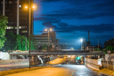 Gece boyunca Dunajska demiryolu üst geçidi inşaatı. Slovenya 'nın Ljubljana kentinde modern tren köprüsü inşa ediliyor. Geceleri çalış..