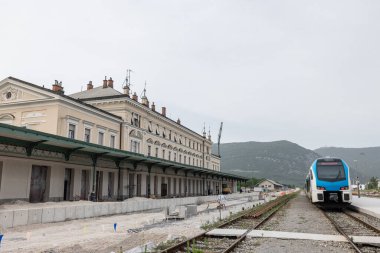 Yenileme sırasında Nova Gorica tren istasyonunda. 2025 Avrupa kültür başkenti kapsamında yeni platformlar ve tren rayları inşa ediliyor. İşçiler istasyonu canlandırmak için ellerinden geleni yapıyorlar.