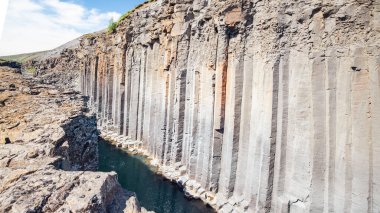 İzlanda 'nın tipik doğa manzarasına bakın. Studlagil Kanyonu. İzlanda 'daki en pitoresk manzaralardan biri. Peyzaj fotoğrafçıları ve blog yazarları için ikonik konum