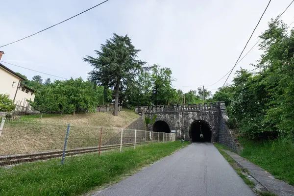 Eskiden tren tünelleri olan Nova Gorica 'daki bir çift tünel, şimdi sağdaki bisiklet ve yaya yolu, soldaki ise hala bir tren tüneli..