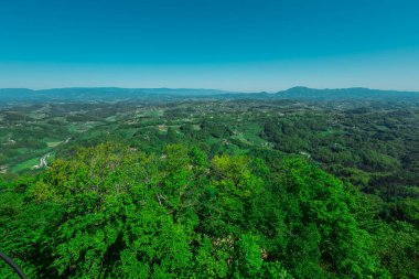 Slovenya 'da Sentjur pri Celju' ya yakın olan Stolp Ljubezni ya da Aşk Kulesi adlı tahta gözcü kulesinden manzara manzarası, ormanın kıyısındaki tepenin kenarındaki gözcü kulesi.