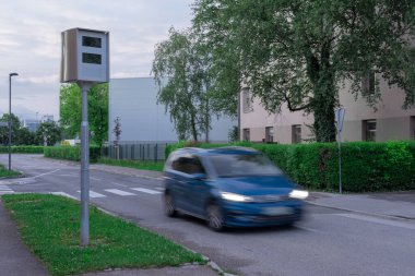 Slovenya, Ljubljana 'da akşam saatlerinde trafik radarları ya da hız tuzağı. Bulanık araçlar hız tuzağını aşıyor, yeşil çevre kentsel alanda