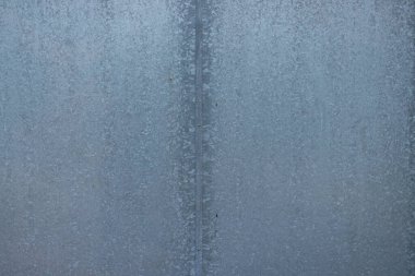 Ön taraftan galvanize çinko kaplama metal plaka görünüyor. Çinko galvanize metalin tipik dokusu, kapılar, kapılar vs. için kullanılır..