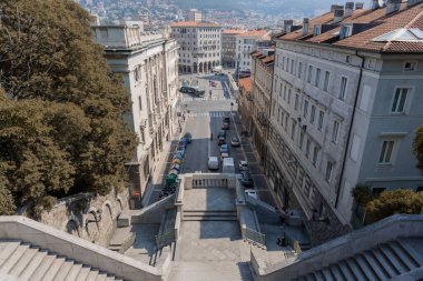 Carlo Goldoni meydanı ve Trieste 'deki Steps San Giusto parkının hemen altında. Bir yaz günü şehre doğru bakın.