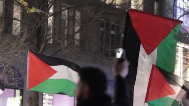 Berlin 'de Filistin yanlısı protestolar. Filistin 'i destekleyen insanlar arasında İsrail' in Gazze 'yi işgaline karşı Filistin bayrakları dalgalanıyor. Avrupa 'da geceleri Filistin yanlısı protestolar