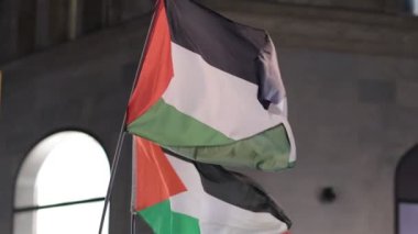 Berlin 'de Filistin yanlısı protestolar. Filistin 'i destekleyen insanlar arasında İsrail' in Gazze 'yi işgaline karşı Filistin bayrakları dalgalanıyor. Avrupa 'da geceleri Filistin yanlısı protestolar