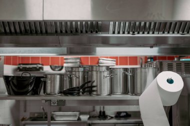 Profesyonel bir mutfakta mutfak gereçleri, tavalar ve tencereler. Restoran mutfağında endüstriyel donanım. Kimse yok..
