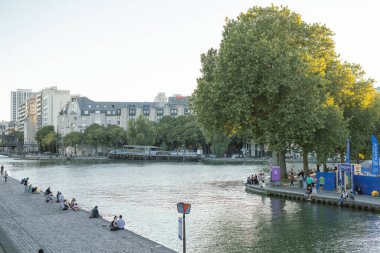 PARIS, FRANCE, 28.7.2024: İnsanlar güzel akşam saatlerinde olimpiyat evlerinin bulunduğu la villette parkında takılıyor ve yürüyor. Olimpiyat evleriyle ilgilenen kalabalık