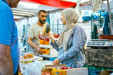 PARIS, FRANCE, 4.8.2024: Joinville pazarında farklı kişiler sebze satıyor. Paris 'te taze yiyeceklerle çok kültürlü bir buluşma noktası.