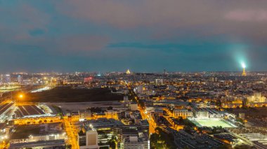 Paris 'in geniş manzarası, görünür Eyfel Kulesi ve yakın çevresi. Yazın erken saatlerinde, kule sarı ışıklarla aydınlatılır..