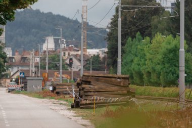 Bir demiryolu hattını yeniliyorum. İşçiler rayları, pusucuları ve ilk katman çakıl ağırlığını kaldırdılar. Yeni yataklı vagonlar ve yeni çakıllar yakında geliyor. Tren raylarının modernizasyonu