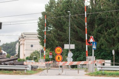Seviye geçişi yenileniyor. Yaya treni geçişindeki engeller, insanların geçmesini önlemek için görülen trafik işaretleri