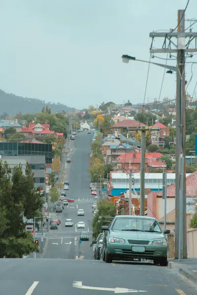 Hobart City, Tazmanya 'daki tipik evler. Tazmanya adasında yaşayan tipik insanların yerleşim alanının manzarası. Bulutlu hava