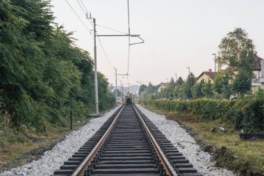 Rayların yenilendiği bir pistte rayların üzerinde yeni bir pist ve safra. Tadilat yapılan bir demiryolu hattının sabah manzarası