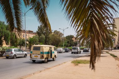 Oran, Cezayir 'de trafik. Cezayir 'de birçok farklı araba, çoğu Fransız ve Alman malı. Sokaktaki eski ve yeni arabalar.