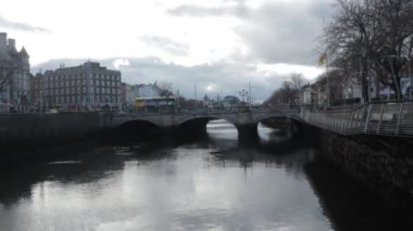 Köprülerin ve teknelerin nehre aktığı Dublin Köprüsü, Dublin, İrlanda 'daki köprünün zaman aşımına uğrayan toplu taşıma araçlarıyla Dublin merkezinin zaman çizelgesi.