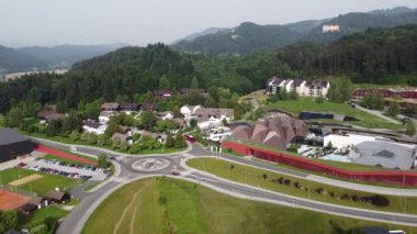 Kozjansko 'daki Podcetrtek köyünün hava manzarası, köy manzarası, kale ve civardaki termal kaplıca. Kozjansko bölgesindeki Sloven turizm merkezi