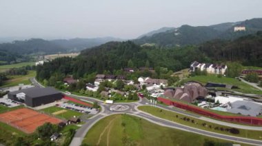 Kozjansko 'daki Podcetrtek köyünün hava manzarası, köy manzarası, kale ve civardaki termal kaplıca. Kozjansko bölgesindeki Sloven turizm merkezi