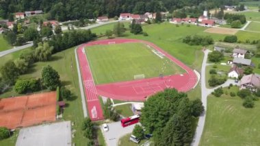 Slovenya 'nın Kozje kentindeki bir koşu pisti ve futbol stadyumunun havadan görüntüsü. Slovenia 'nın kırsal kesimindeki ya da köyündeki tipik bir stadyum.