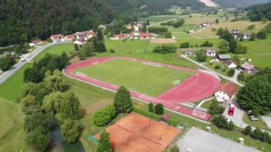 Slovenya 'nın Kozje kentindeki bir koşu pisti ve futbol stadyumunun havadan görüntüsü. Slovenia 'nın kırsal kesimindeki ya da köyündeki tipik bir stadyum.