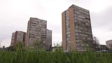 Kragujevac, Sırbistan, 16.4.2022: Şehir gökdelenleri sıkıcı bir günde Sırbistan 'ın Kragujevac kentinin merkezinde dimdik duruyorlar