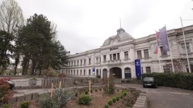Kragujevac, Sırbistan, 16.4.2022: Kragujevac merkezli ünlü Zastava şirketinin merkez binası, ana giriş ve heykel manzarası dışında.