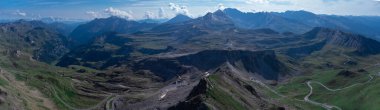 Yukarıdan bakıldığında hochtor 'un hava manzarası. Avusturya 'nın en yüksek otoyolundaki tünelin destansı manzarası. Görkemli Alp Panorama ve Grossglockner