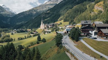 Avusturya 'nın merkezindeki Heiligenblut' un güzel bir köyü. Grossglockner Alp Bölgesi 'nin merkez köyü. Köyün merkezinde görülebilen güzel bir kilise, yaz zamanı.