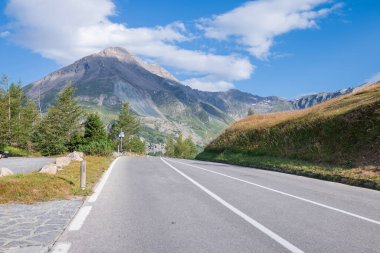 Grossglockner dağına doğru giden yol dağa çıkan yolu gösteriyor. Güneşli yaz ayarı..