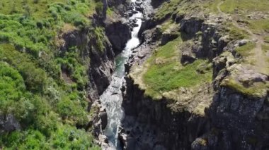 Bulutlu bir günde, Borgarnes çevresindeki İzlanda düzlüklerinin üzerindeki güzel hava manzaraları. Adanın batısındaki destansı İzlanda manzarası