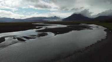 Güneşli bir günde Hoffell 'deki İzlanda buzulunun panoramik videosu. Görülebilir buzullar, dil, suda buz parçaları..