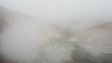 İzlanda 'nın Reykjanes yarımadasındaki boş jeotermal Krysuvik bölgesinin insansız hava aracı videosu. Yerden yükselen görünür sülfür..