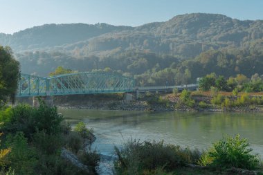 Brezice 'den güneye, Sava ve Krka nehrine giden çelik kiriş köprüsü. Sabah bulanık bir duygu.