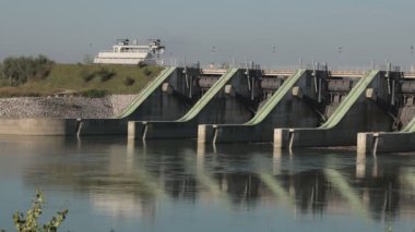 Brezice yakınlarında hidroelektrik santrali var. Sava Nehri 'ndeki yemyeşil çevresiyle hidroelektrik bariyer manzarası