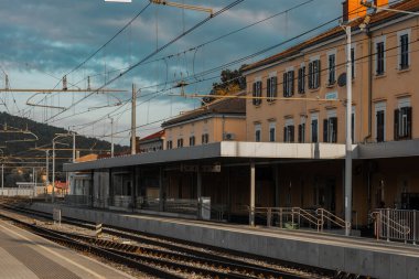 Divaca tren istasyonu platformda duran bir trenden izlendi. Slovenian Karst 'taki eski ama yenilenmiş tren istasyonu....