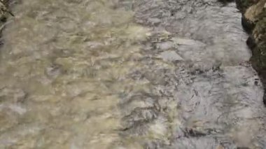 Seli önlemek için bir kanalda yakalanan Trbovlje 'deki küçük akarsu, sava nehrine doğru akıyor. Yağmurlu bulutlu bir gün