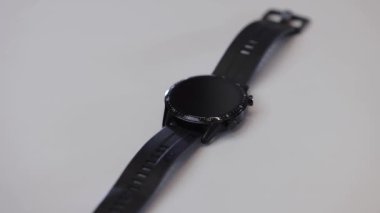 Kırık akıllı saat. Modern ukalaların camları kırılmış. Çağdaş gözetleme sırasında ana kadranı tahrip edip kullanılamaz hale getirmiş. Saat yüksekten düştü ve kırıldı.