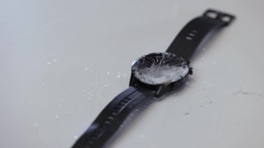 Kırık akıllı saat. Modern ukalaların camları kırılmış. Çağdaş gözetleme sırasında ana kadranı tahrip edip kullanılamaz hale getirmiş. Saat yüksekten düştü ve kırıldı.