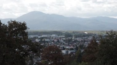 Roznik tepesinden Vic banliyösüne ve Ljubljansko barje 'ye doğru güzel bir sonbahar manzarası ya da arka planda Krim tepesi ve zirvesi olan bataklıklar. Sonbahar manzarası