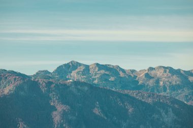 Sonbaharın başlarında Bohinj Gölü 'nün yukarısında Vogel' in büyük dağları vardı. Slovenia 'daki Julian Alpleri' nin yüksek dağlık bölgesinde görülebilir kayak merkezi..