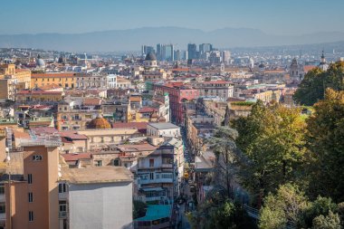 Füniküler istasyonun hemen üstündeki Napoli 'nin panoramik manzarası. Arka planda görünen eski ve yeni bir kasaba var. İtalya 'nın Napoli şehrinde..
