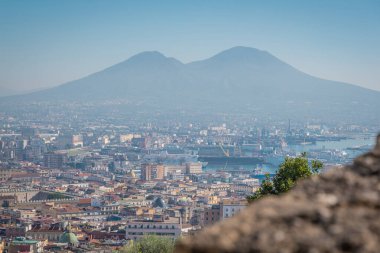 Vezüv Dağı 'nın panoramik manzarası ve aşağıdaki Napoli şehri şehrin üstündeki Sant Elmo kalesinden bakıyor. Görkemli volkan manzaralı yaz ya da sonbahar sahnesi.