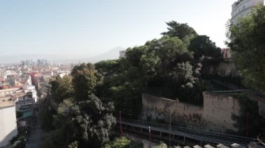 Napoli 'nin alt kısmından yer altındaki Aziz Elmo kalesine doğru Funicular at sürüyor. Napoli şehrinin beyaz ve mavi füniküllü görünür manzarası...