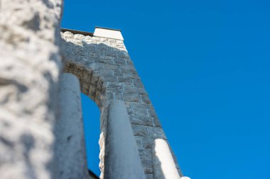 Dünya Savaşı 'nın ayrıntıları partizanlar tarafından Ulaka tepesindeki Stari Trg pri Lozu köyünün üzerine dikildi. Güneşli bir sonbahar gününde görülebilir taş yapı..