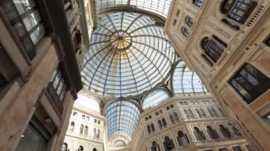 Napoli, İtalya 'da umberto I' in cam pencereli görkemli metal yapısı. Güzel, eski bir bina, içinde cam tavan ve bir sürü dükkan var....
