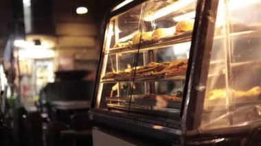 Pizza, tramezzini, sandviç gibi farklı Napolyon ürünleri, sokak köşesindeki cam bir şeker kutusunda ya da pencerede dinleniyor.