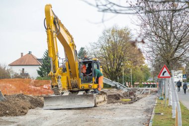 Ljubljana Slovenya 'da Vodovodna Caddesi' ndeki yol yapısının yenilenmesi. Görülebilir buldozer ve yoldaki delik