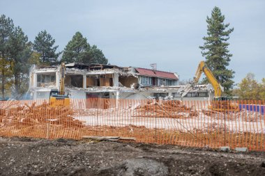 Endüstriyel bir evi yıkıcı, buldozer ve sabanla yıkmak, yeni binalara yol açmak. Evin içi korunmasız.